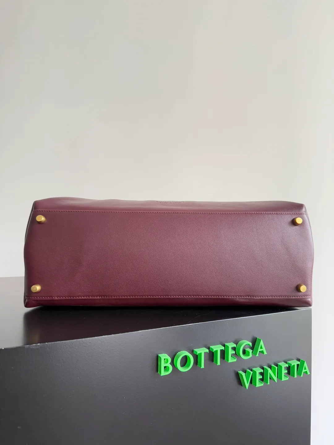 Batch 3160 BottegaVeneta Latest Ciao Ciao Bag Silky cowhide two-way flap handbag with signature twist detail, hidden hook closure, flap can be fastened to the front or attached to the INTRECCIATO woven internal pocket, comes with an adjustable and removable crossbody strap, internal compartment, and also features a zippered pocket. The surprise flap has various shapes. Style 1 - Cover the bag surface, exposing the knot and knot decoration. Style 2 - Place the flap inside the bag. A buckle is also designed. Style 3 - The U-shaped position of the top handle in the hand bag. Style No.: 826195 Size: 42*32*15cm